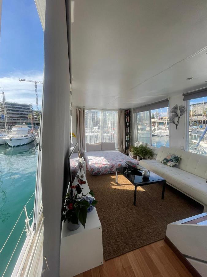Light Bedroom In A Home Boat Barcelona Exterior photo