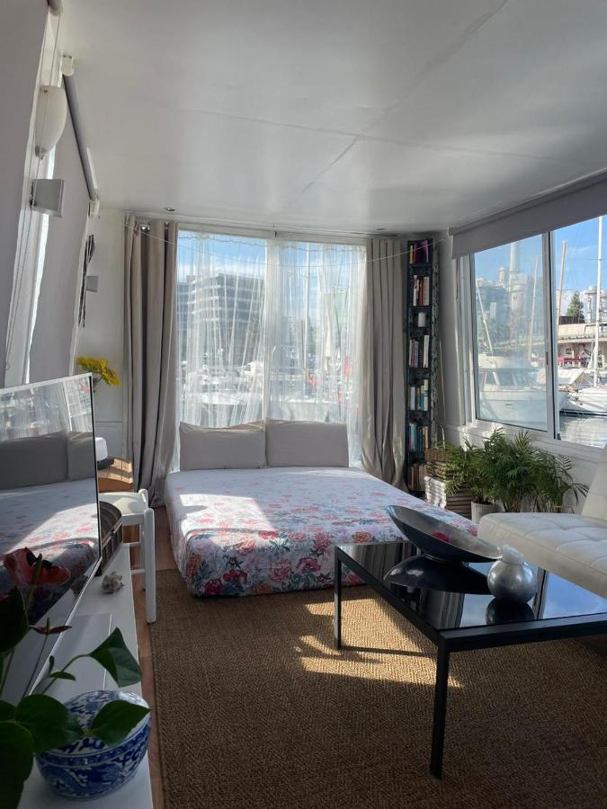 Light Bedroom In A Home Boat Barcelona Exterior photo