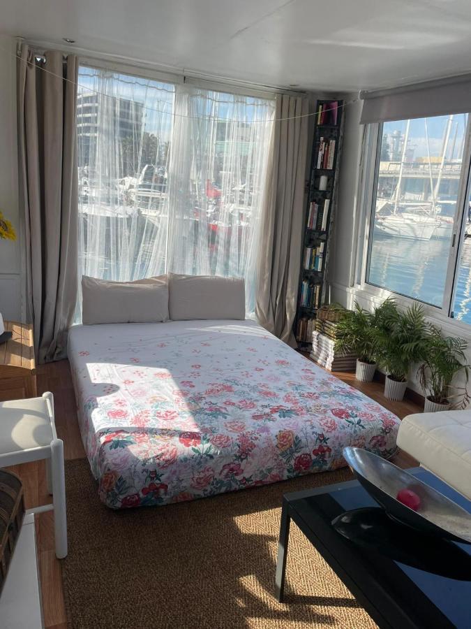 Light Bedroom In A Home Boat Barcelona Exterior photo