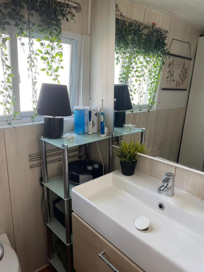 Light Bedroom In A Home Boat Barcelona Exterior photo