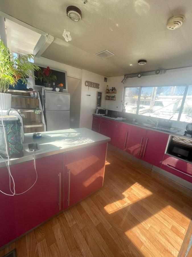 Light Bedroom In A Home Boat Barcelona Exterior photo