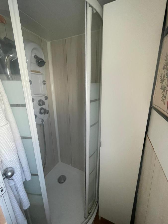 Light Bedroom In A Home Boat Barcelona Exterior photo