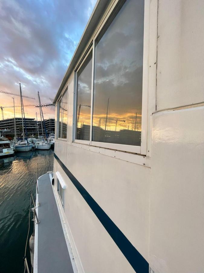 Light Bedroom In A Home Boat Barcelona Exterior photo