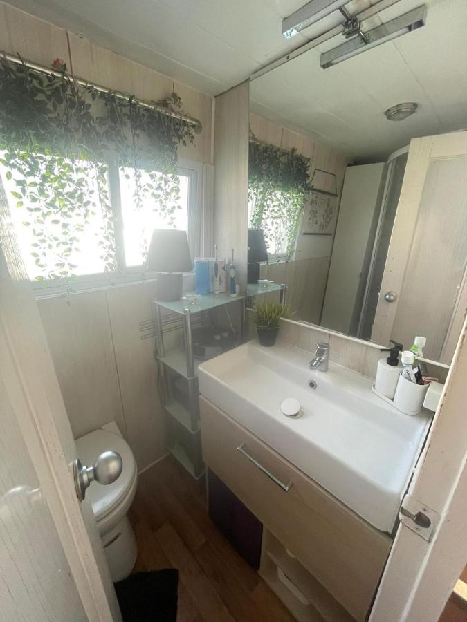 Light Bedroom In A Home Boat Barcelona Exterior photo